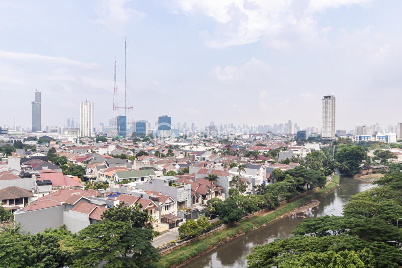 Balcony Middle Floor Studio Apartment with river and city view View at Puri Park View Apartment