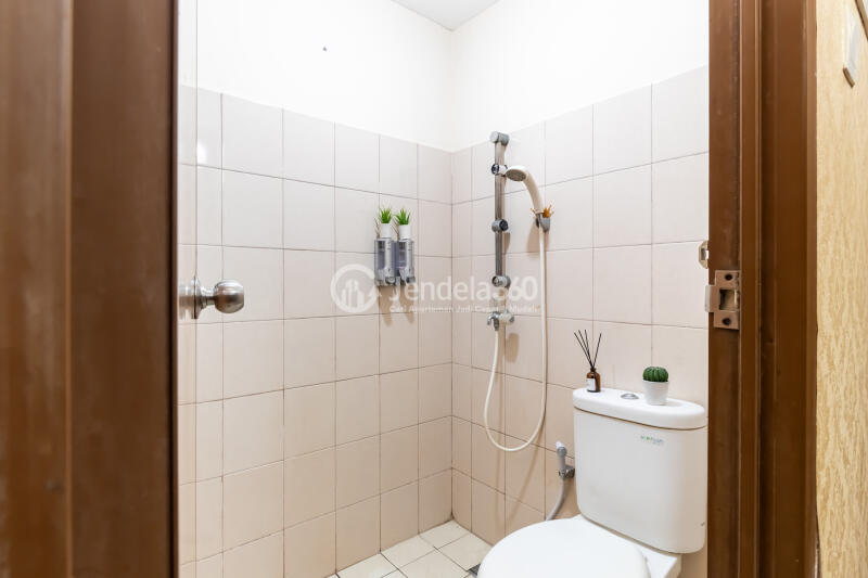 Bathroom Studio Tifolia Apartment at High Floor