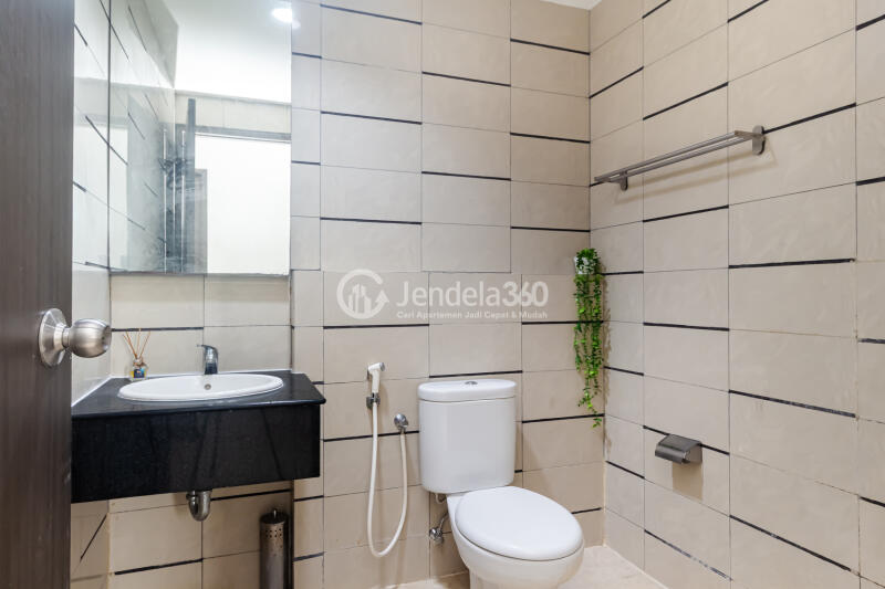 Bathroom 3BR Apartment with city view View at Pasar Baru Mansion Apartment