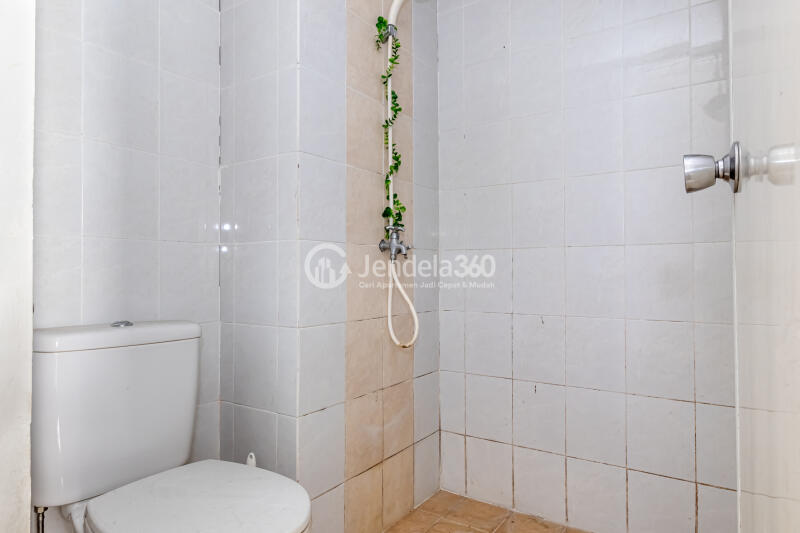 Bathroom Affordable Studio Apartment for College Student with City View at Taman Melati Margonda Apartment